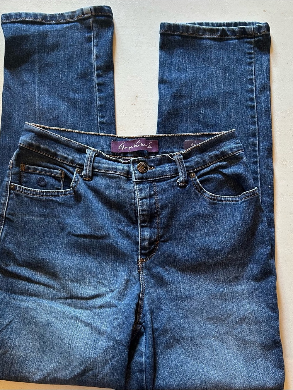 Gloria Vanderbilt Amanda straight leg jeans in size 6
